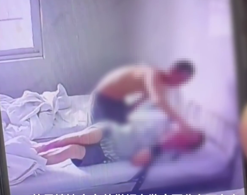 加害者继续行凶。